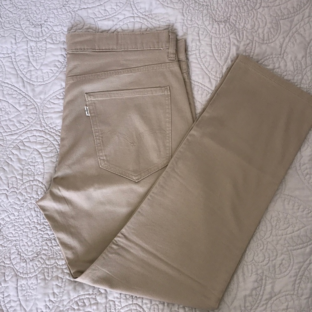 Tan men’s Levi’s